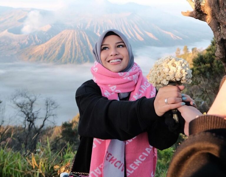 12-destinasi-wisata-menakjubkan-gunung-bromo-dengan-bunga-edelweisnya