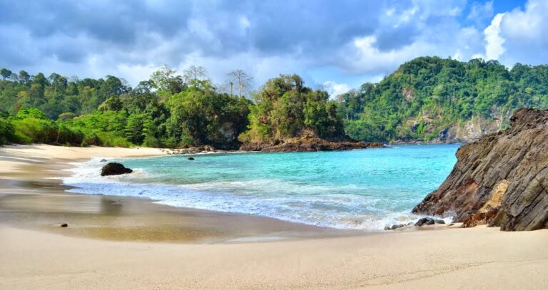 10-pantai-terbaik-di-jawa-timur-untuk-liburan-tepi-laut