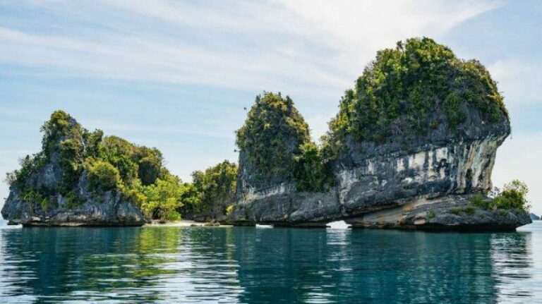 10-pesona-wisata-papua-barat-yang-menakjubkan