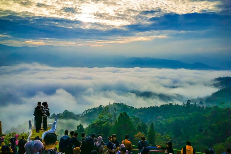 explore-keindahan-wisata-gunung-luhur-yang-spektakuler