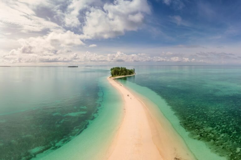 jelajahi-kepulauan-seru-wisata-morotai-yang-mengagumkan