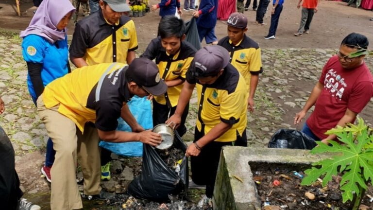 membuang-sampah-sesuai-tempat-saat-wisata-pentingnya-konservasi-alam