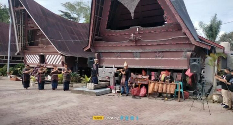 mengenal-wisata-tomok-di-pulau-samosir-dengan-10-kata