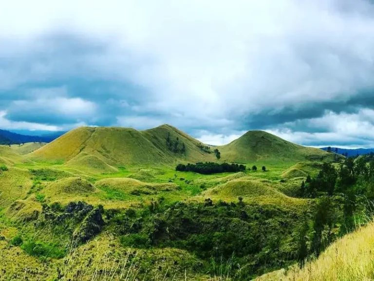 menikmati-pesona-alam-kawah-wurung-yang-memukau-di-indonesia