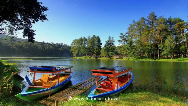 menjelajahi-alam-dengan-serunya-wisata-perahu-10-words