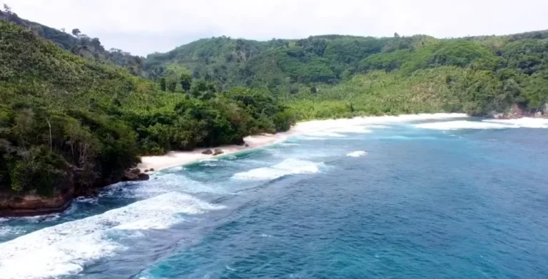 pengalaman-wisata-seru-di-pantai-tulungagung-yang-menakjubkan