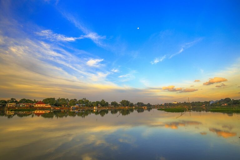 perahu-wisata-danau-sipin-tenggelam-nikmati-keindahan-alam-menawan