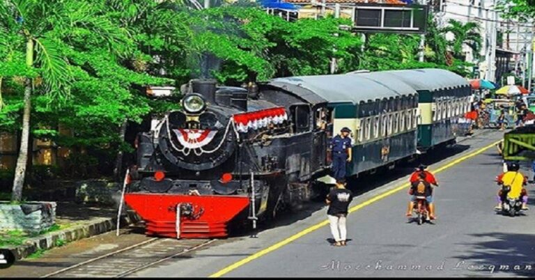 serunya-jelajahi-kebesaran-kota-solo-dengan-kereta-wisata