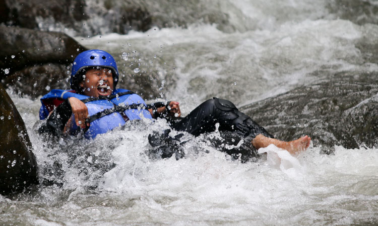 serunya-wisata-tubing-rasakan-sensasi-mengarungi-arus-air