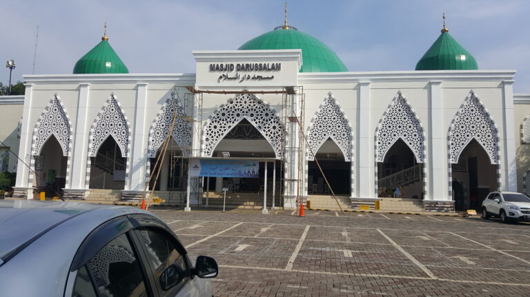 masjid-darussalam-kota-wisata-keindahan-arsitektur-islam-modern