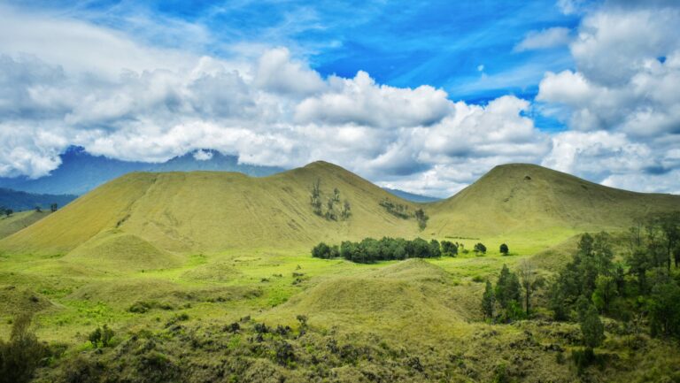 menikmati-pesona-alam-kawah-wurung-yang-memukau-di-indonesia