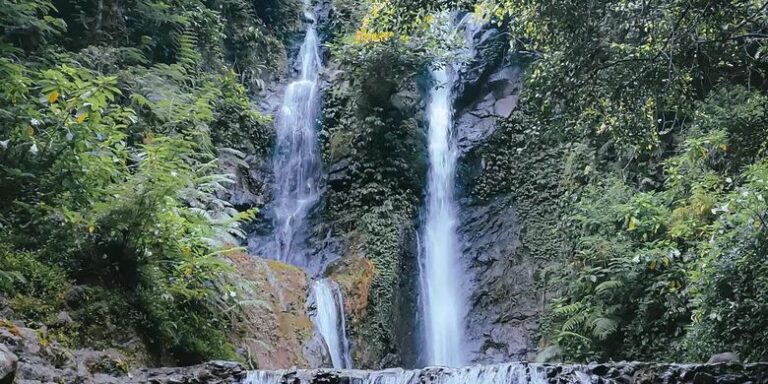 penyebab-bahaya-buang-sampah-di-air-terjun