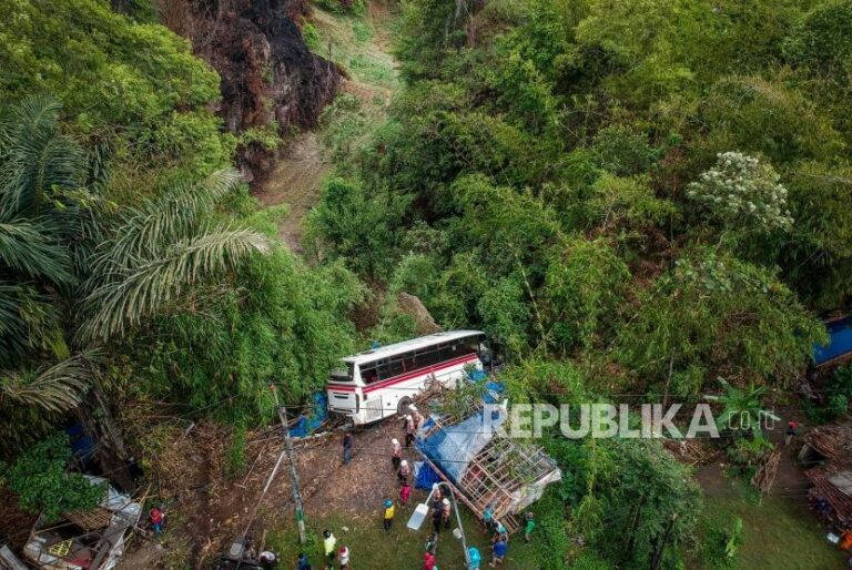 seram-bus-wisata-terperosok-ke-jurang-sumedang